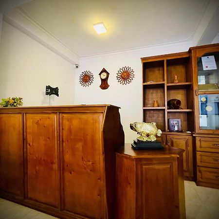 Hotel Grand Casa Канди Екстериор снимка