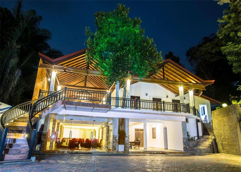 Hotel Grand Casa Канди Екстериор снимка